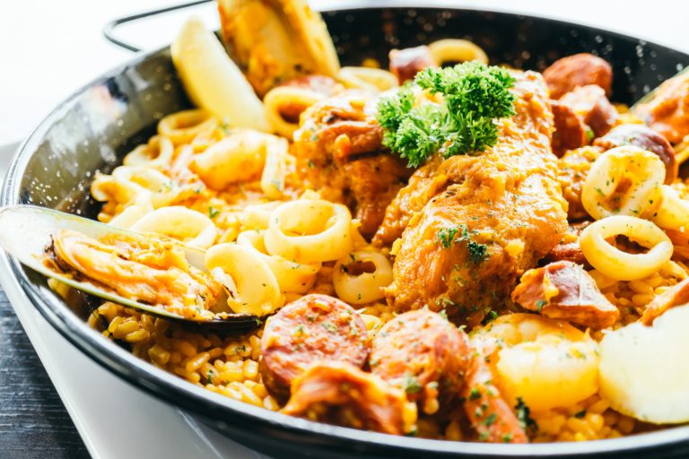 La paella valenciana original no llevaba marisco: estos son los 10 únicos ingredientes que acepta la receta canónica