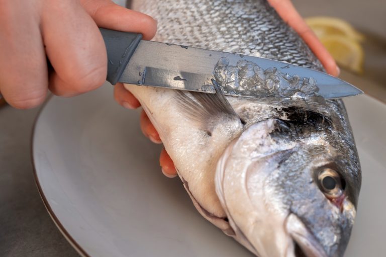 La ‘salmuera seca’ para el pescado al horno: el secreto para que quede jugoso por dentro y con la piel crujiente