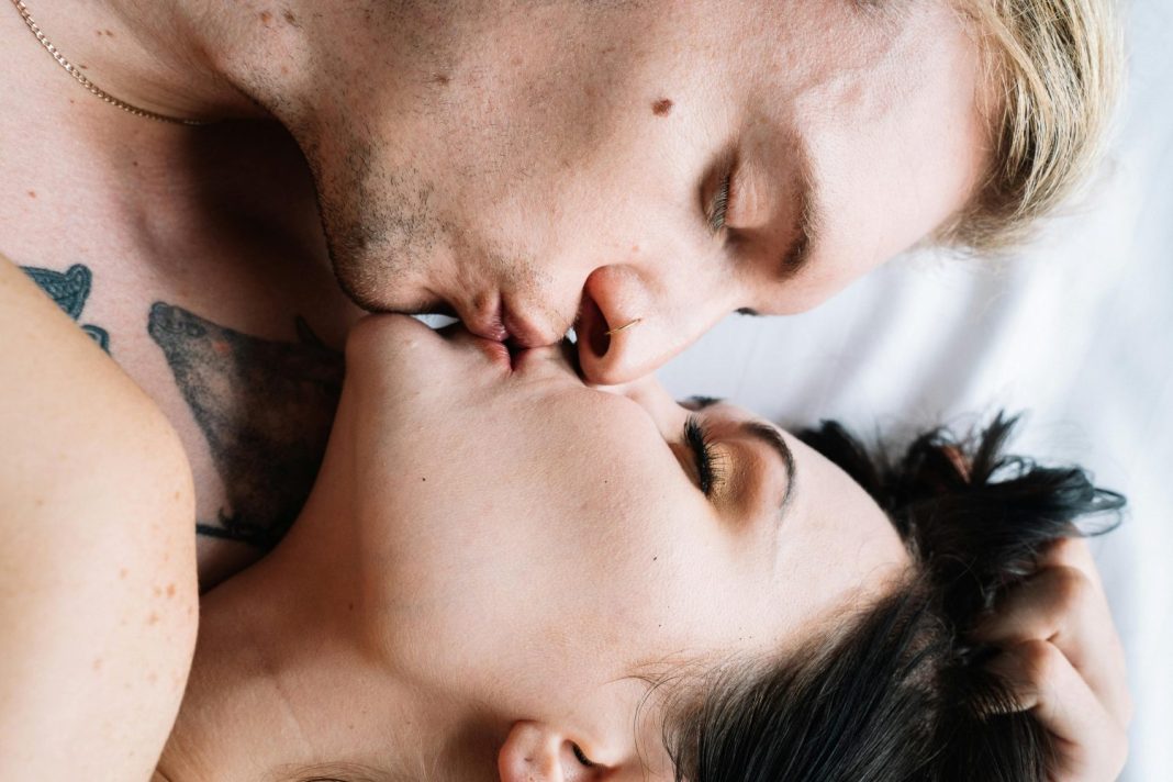 Dormir desnudos mejora la intimidad y potencia la libido