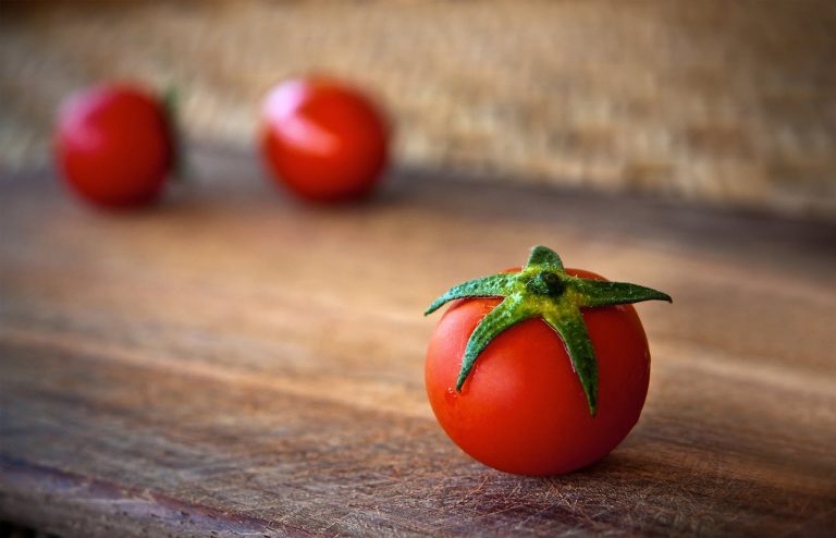 El error al guardar el tomate que arruina su sabor en 5 minutos