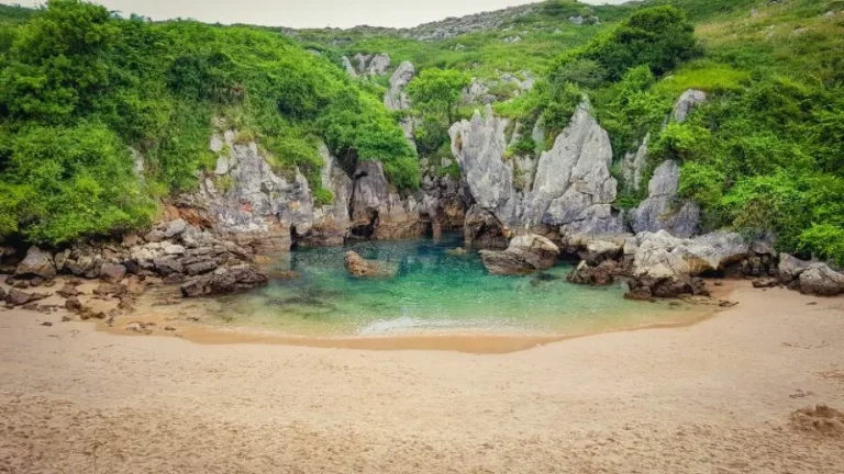 Esta es la playa que desaparece y reaparece con las mareas como por arte de magia