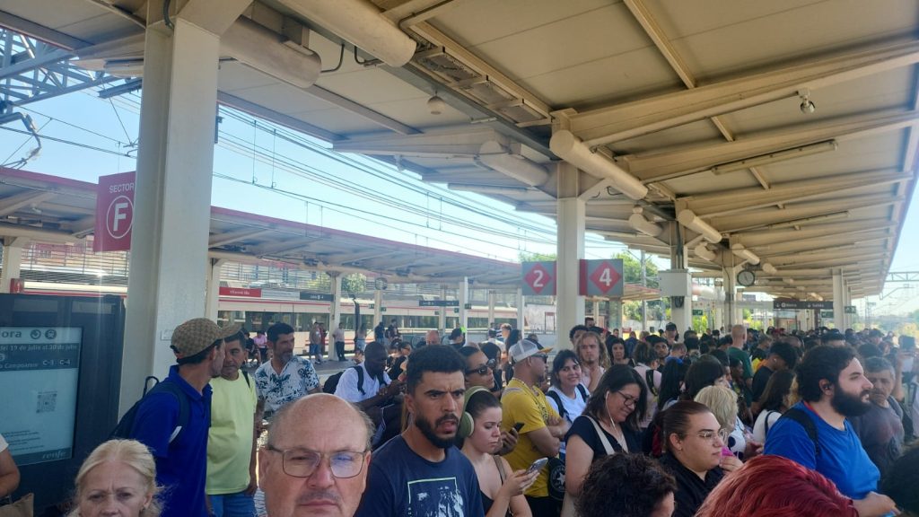 Óscar Puente Y El Presidente De Renfe Presumen Del Cercanías Mientras Se Abandona Al Sur De Madrid 3 Aglomeraciones En La Estación De Renfe Cercanías De Villaverde Alto
