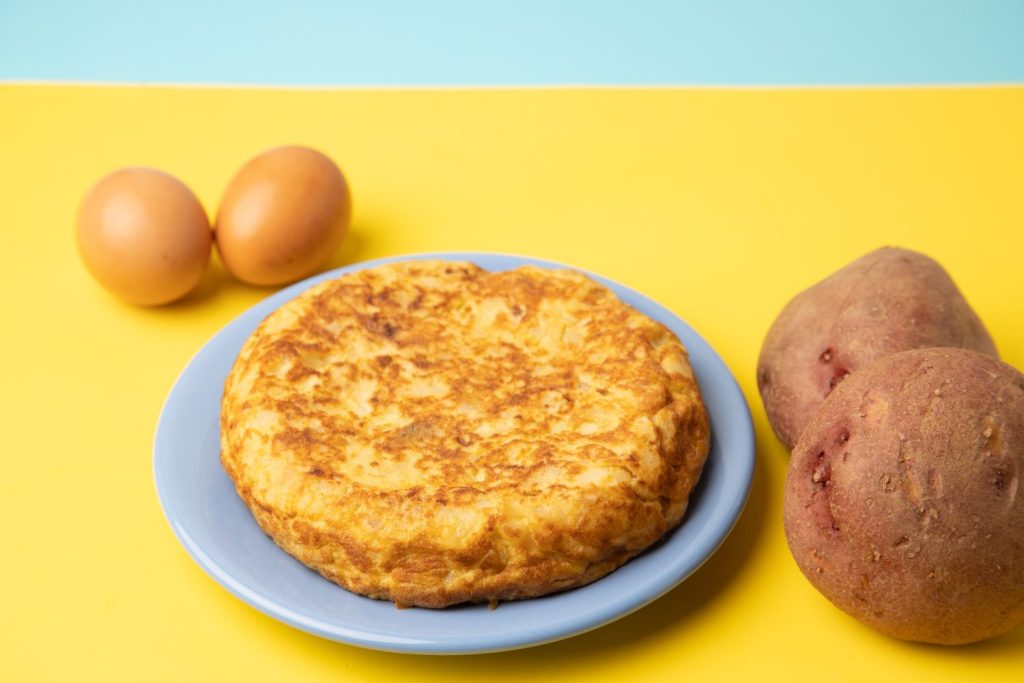 El Truco Ancestral Que Hace La Tortilla De Patatas Perfecta Sin Leche Ni Cebolla 2 El Paso Clave: El Reposo Mágico De Las Patatas Con El Huevo