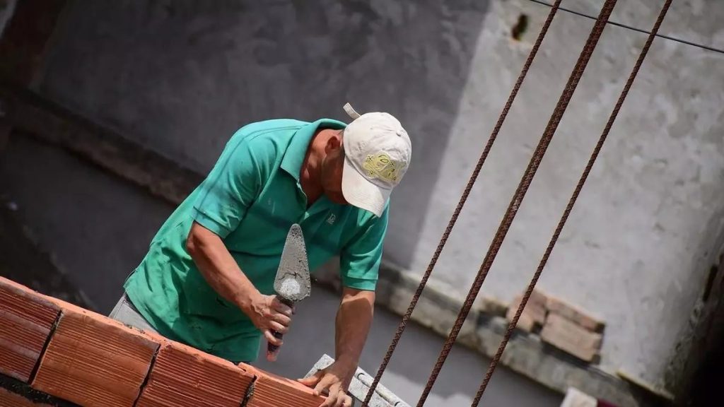 El Trabajo De Albañil, Una Profesión Denostada En España: &Quot;Antes Ganabas 3.000 O 4.000 Euros&Quot; 2 Trabajador Albañil Construcción España
