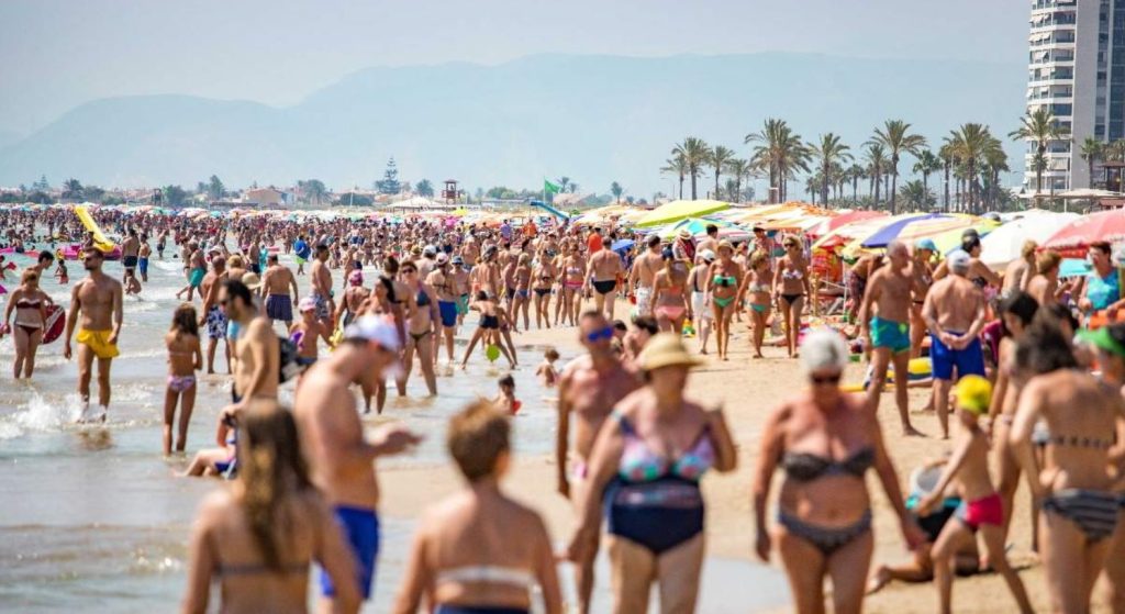 Turistas Madrileños En Las Playas Españolas 