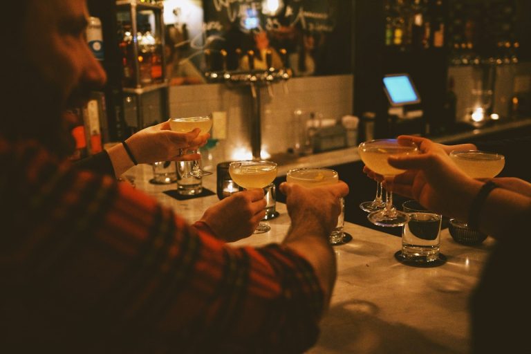 Organizar la velada perfecta en Madrid: guía paso a paso para reservar un bar y disfrutar al máximo