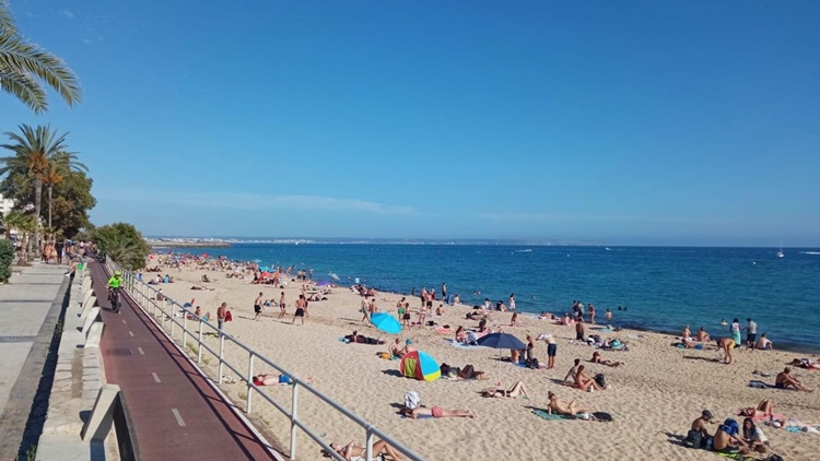 Andalucía Y El Verano: Casi La Mitad De Los Hogares Andaluces No Se Puede Permitir Unas Vacaciones 1 Verano Vacaciones Playas Familias Andalucía