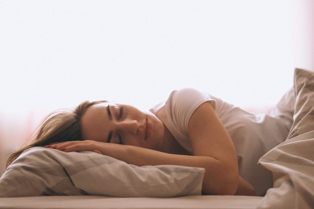 ¿CUÁL ES LA MEJOR POSTURA PARA DORMIR BIEN?