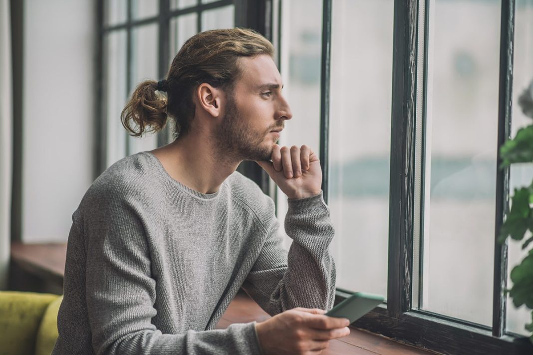 ¿QUÉ LES PASA A LAS PERSONAS QUE HABLAN SOLAS TODO EL TIEMPO?