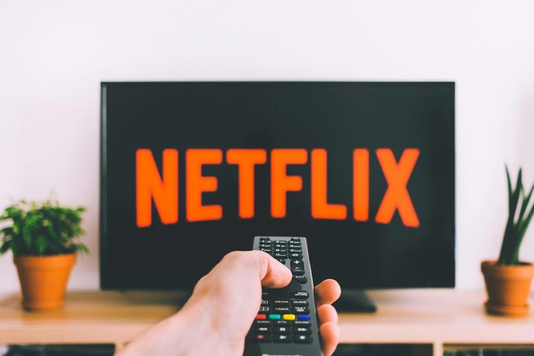¿Tu televisor no es compatible con la app de Netflix? Así puedes ver sus series y películas