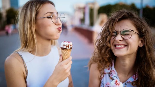 Te Dan 1.000 Euros Por Comer Helado, Escuchar Música O Viajar: Así Son Los ‘Cool Job’ De Moda En España