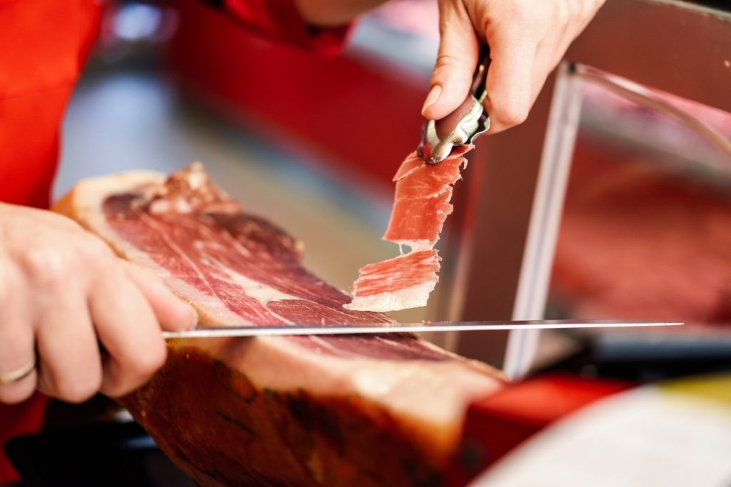 La Prueba Definitiva Para Valorar Un Ibérico Es El Sabor, Pero La Garantía Absoluta Está En Su Dni: La Brida De Colores.
