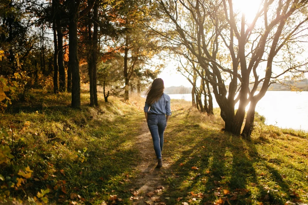 Harvard Lo Llama 'Baño De Bosque': El Paseo De 20 Minutos Que Reduce La Tensión Arterial Más Que Una Pastilla Y Es Totalmente Gratis 2 La Constancia Es Más Importante Que La Duración, Ya Que La Regularidad De Esta Práctica Crea Un Efecto Acumulativo En La Reducción Del Estrés Y La Ansiedad. Fuente: Freepik