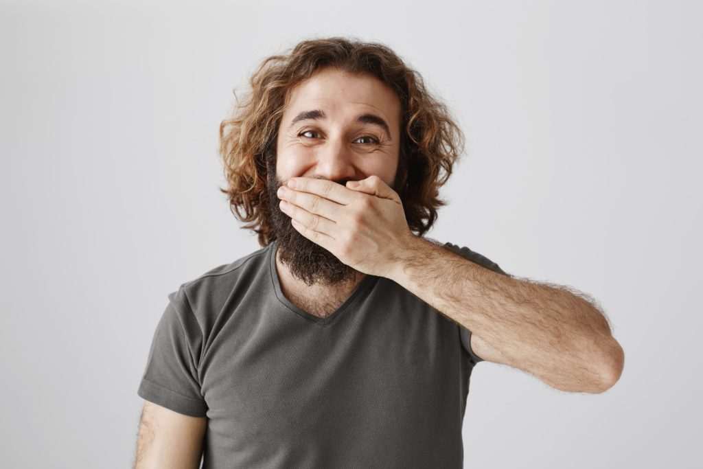 Si El Sonido De Alguien Masticando Te Provoca Una Ira Asesina, No Estás Loco: Tu Cerebro Es Una Bomba De Relojería 1 Esa Reacción Desmedida Al Oír A Alguien Masticando Tiene Un Nombre Y Una Explicación Que Va Más Allá De Ser Una Simple Manía O De Tener El Oído Muy Fino.