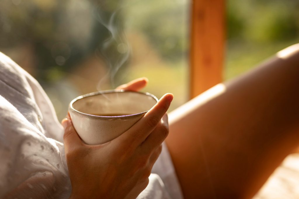 Más Allá Del Frío, Existen Otros Tres Jinetes Del Apocalipsis Cafetero Que Debes Conocer Y Evitar A Toda Costa Si Quieres Que Tu Café Conserve Su Carácter.