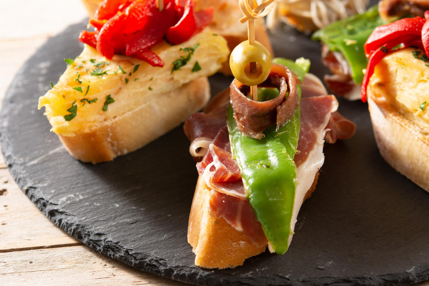 Para Vivir La Verdadera Cultura Del Pintxo En San Sebastián, A Veces Solo Hay Que Caminar Diez Minutos En La Dirección Correcta.
