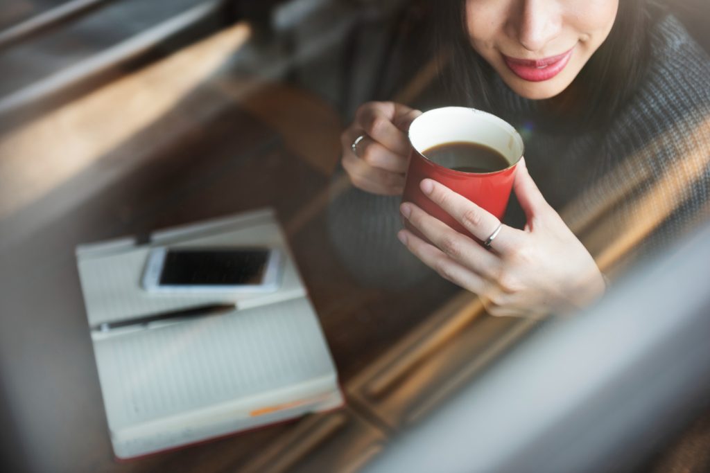 Aquí Desvelamos El Misterio De Por Qué Ese Electrodoméstico, Guardián De La Frescura De Otros Alimentos, Se Convierte En Una Cámara De Tortura Para Tu Café.