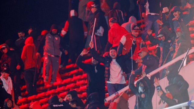 Barbarie En Argentina: El Linchamiento Entre Aficiones De Independiente Y Universidad De Chile En Un Nuevo Episodio De La Feroz Violencia Del Fútbol Argentino