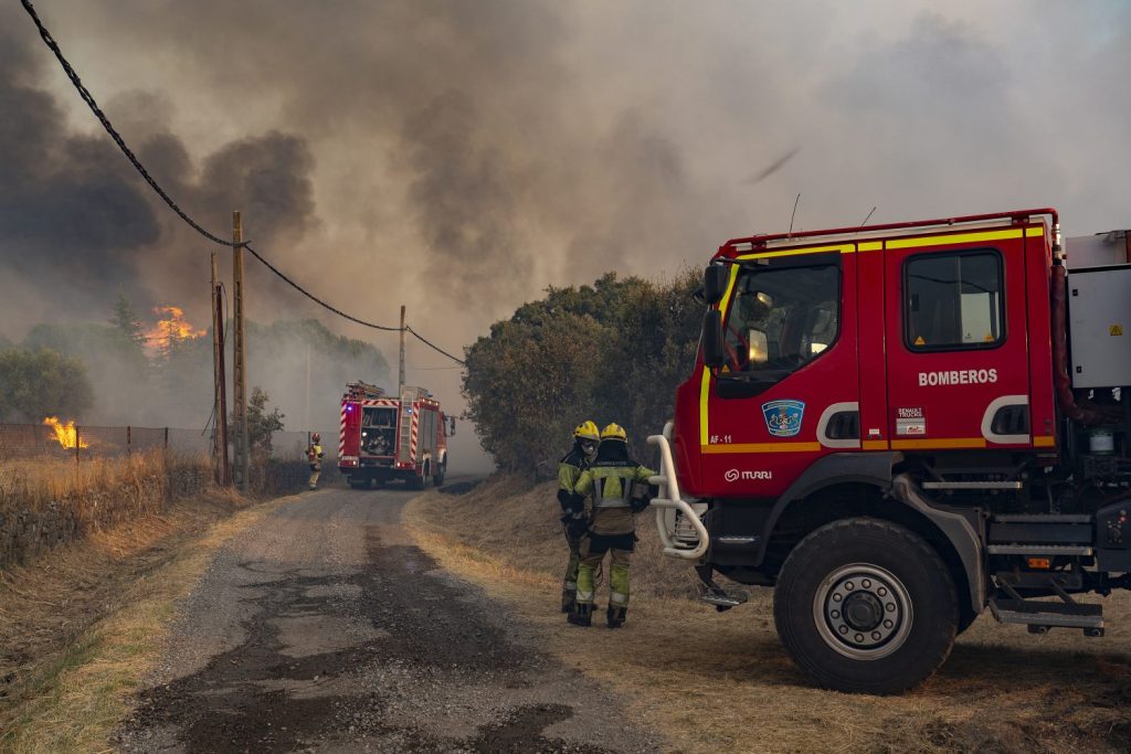 Bomberos Forestales Estallan Por Los Militares, Voluntarios Y Vecinos En Los Incendios: &Quot;Nuestra Cara Era Para Enmarcar&Quot; 2 Bomberos Forestales Trabajan En Tareas De Extinción De Incendios