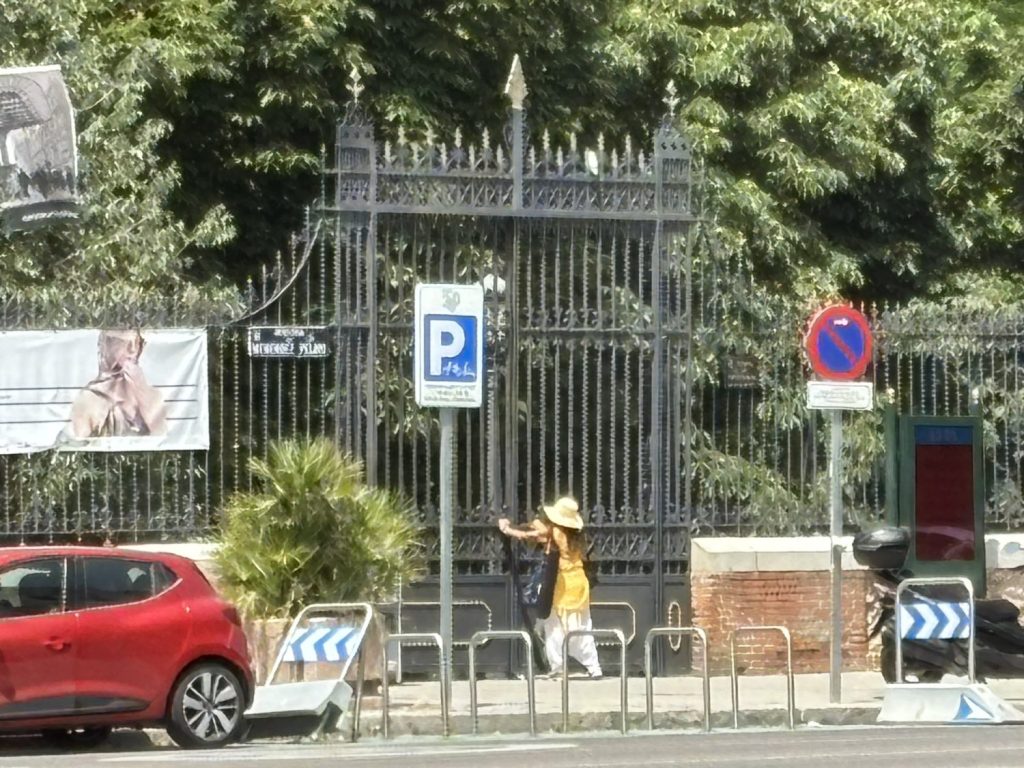 El Hartazgo De Los Madrileños Por Los «Vergonzosos» Cierres De Los Parques Llega Hasta El Ayuntamiento De Madrid 3 Una Mujer Intenta Acceder A El Retiro, Cerrado, Este Verano