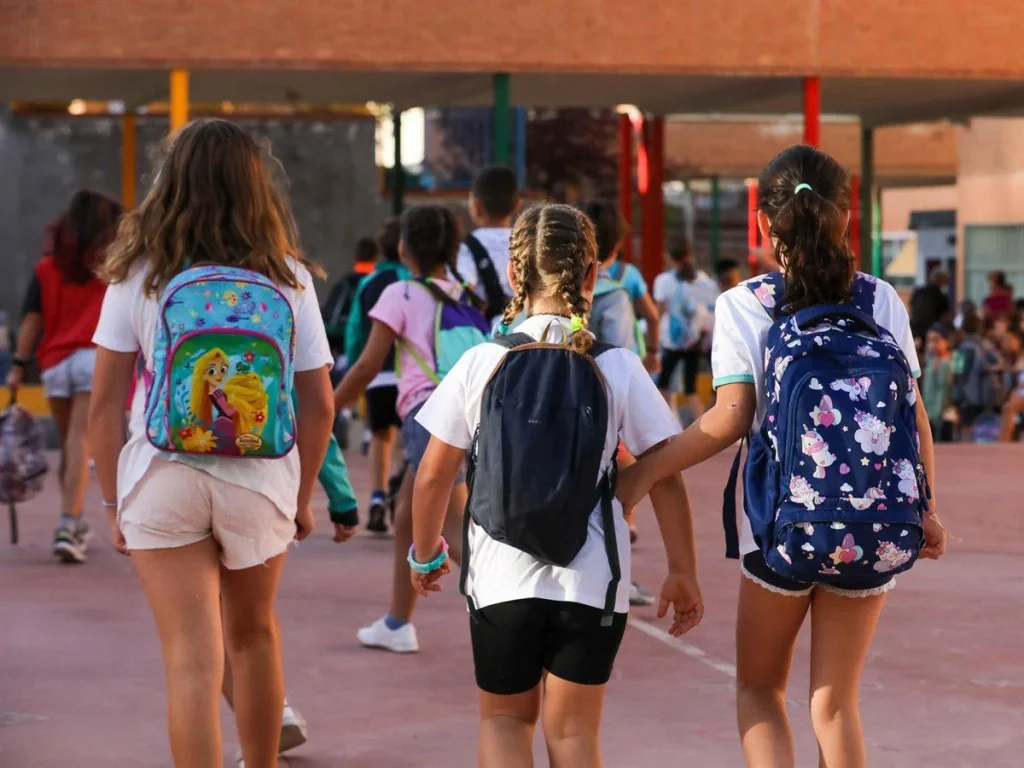 De Uniformes Heredados A Mochilas De Segunda Mano: Así Se Las Ingenian Las Familias Para Que La Vuelta Al Cole No Rompa El Bolsillo 1 El Gasto Escolar Supera Los 400 Euros Por Hijo Y Obliga A Muchas Familias A Buscar Alternativas Económicas