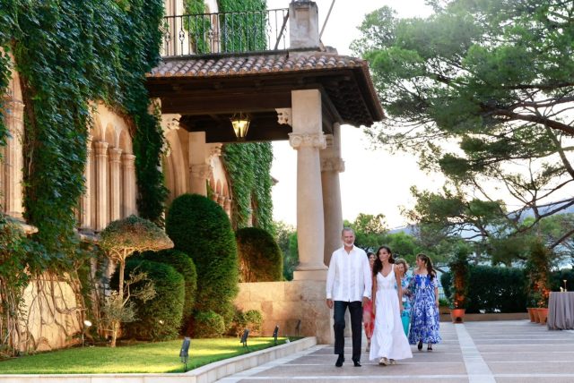 Felipe Vi Y Letizia Cortan Sus Vacaciones Ante Una Emergencia 