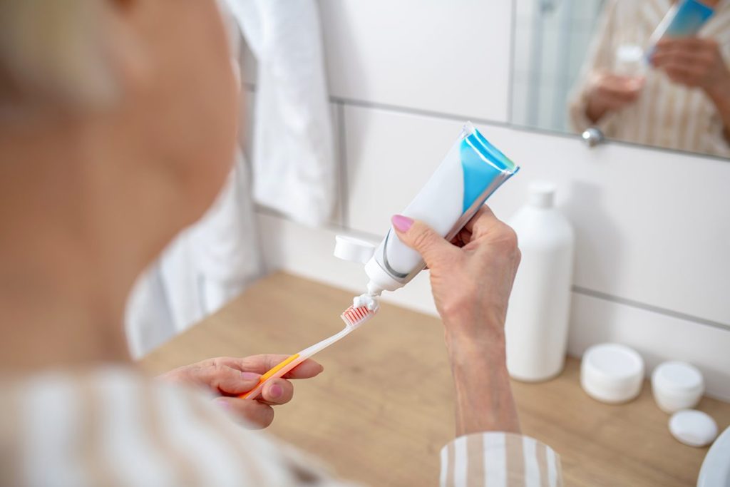 La pasta dentífrica más innovadora está hecha con cabellos humanos y ayuda a reparar dientes dañados 4 LA SOLUCIÓN AL DESGASTE DEL ESMALTE ESTÁ EN ESTA PASTA DENTÍFRICA