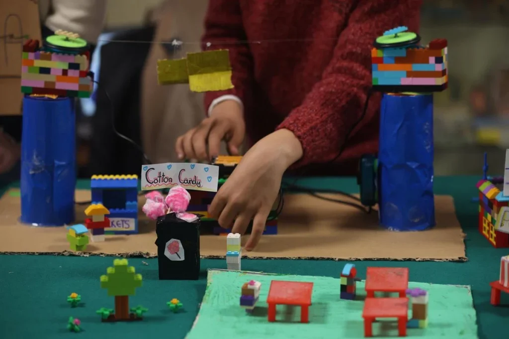 Madrid Reparte Robots En Las Aulas Mientras Otros Colegios Aún Esperan Calefacción O Mejoras Básicas 1 La Comunidad Impulsa La Digitalización Educativa Con 13.500 Kits De Robótica En 2.000 Centros De La Región