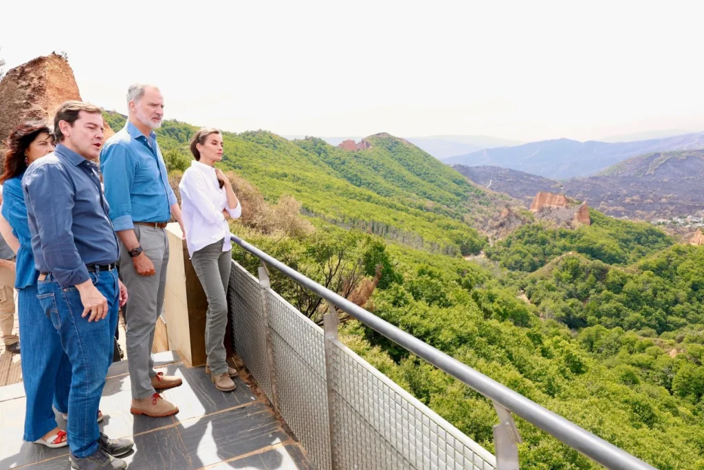 Felipe Vi Envía Un Contundente Mensaje Al Gobierno Tras Su Última Visita: «¡Dios!» 2 La Crudeza Del Paisaje Calcinado En Las Médulas Ha Sacudido A Los Reyes