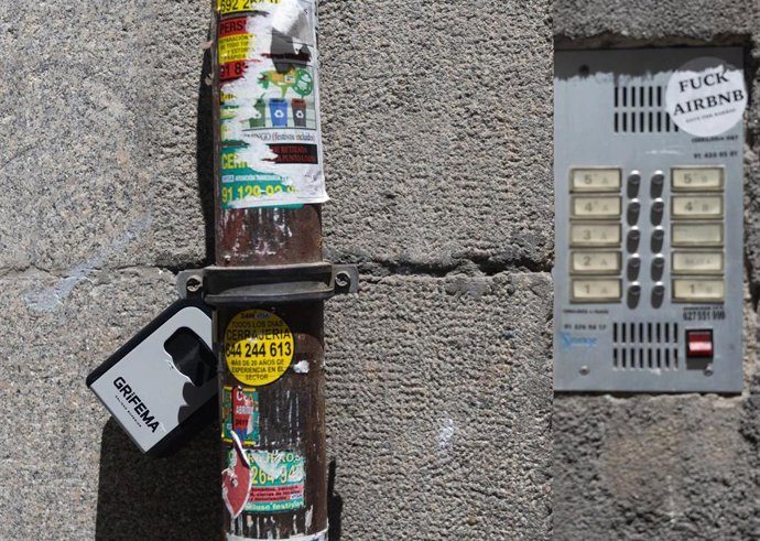 Ni Por Curiosidad Ni Por Paquetes: El Supremo Dice Que Grabar A Tus Vecinos Desde La Mirilla De Tu Casa Es Pasarse De La Raya 2 La Instalación De Mirillas Con Cámara Solo Se Justifica Por Motivos Reales De Seguridad
