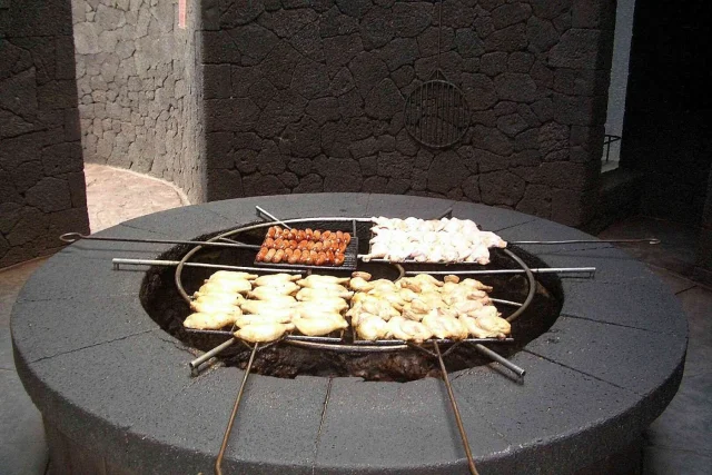 El Restaurante De Lanzarote Donde No Pagan Factura De Gas: Cocinan Tu Comida A 400 Grados Con El Calor De Un Volcán Activo