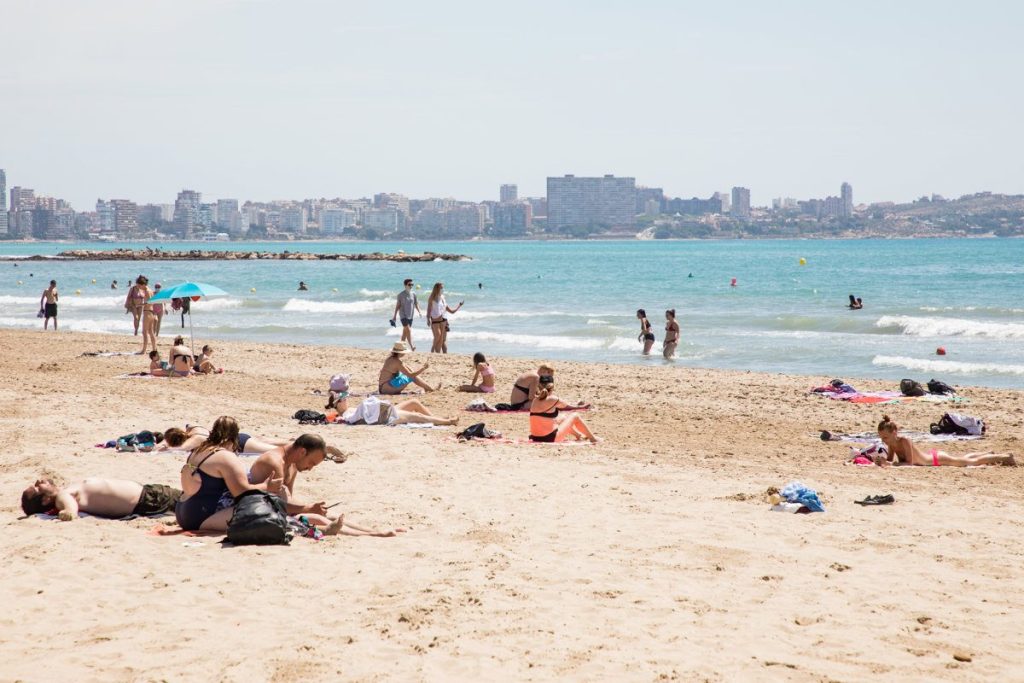 Veranear En España Ya No Es Para Todos: Irse Al Extranjero Sale Más Barato Que Quedarse En Casa 3 Las Reservas Nacionales Caen Un 17 % Mientras Crece La Demanda De Viajes Al Extranjero