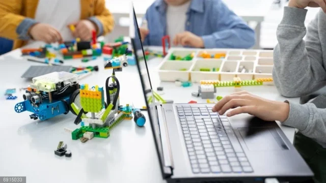 Madrid Reparte Robots En Las Aulas Mientras Otros Colegios Aún Esperan Calefacción O Mejoras Básicas