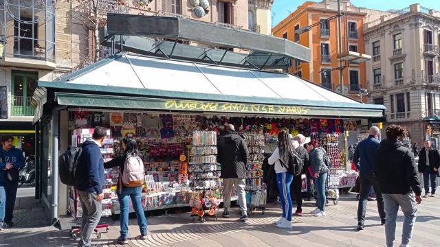 Málaga, Madrid Y Barcelona Convierten Los Quioscos De Siempre En La Competencia De Starbucks