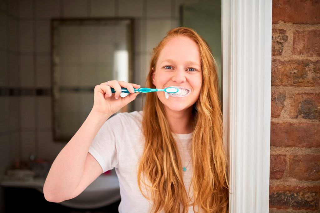 La pasta dentífrica más innovadora está hecha con cabellos humanos y ayuda a reparar dientes dañados 3 PASTA DENTÍFRICA CREADA A PARTIR DE CABELLOS HUMANOS