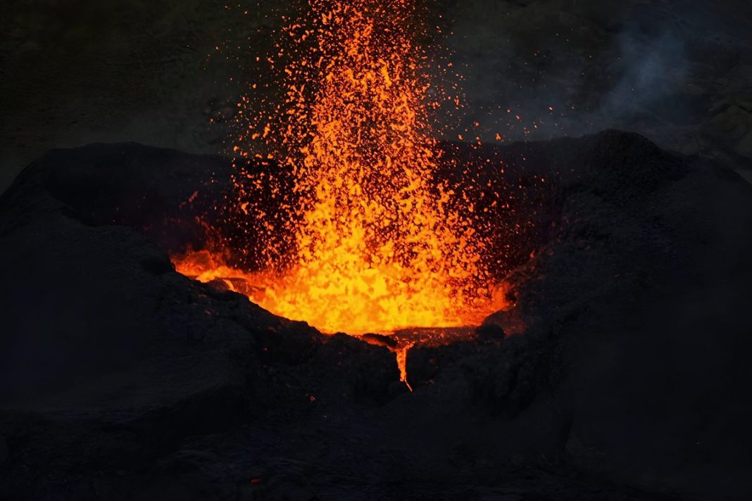 PRIMERA ERUPCIÓN DE KRASHENINNIKOV DESDE 1463