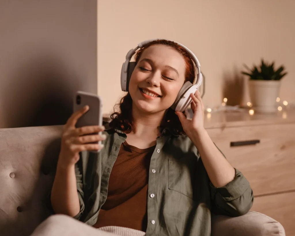 El Truco De Spotify Para Que Tus Amigos No Vean Esa 'Playlist' Vergonzosa Que Escuchas En Secreto: Se Hace En 5 Segundos 2 El Proceso Para Ocultar Tus Listas En La Versión De Escritorio De Spotify Es Igual De Sencillo Y Rápido. Fuente: Freepik