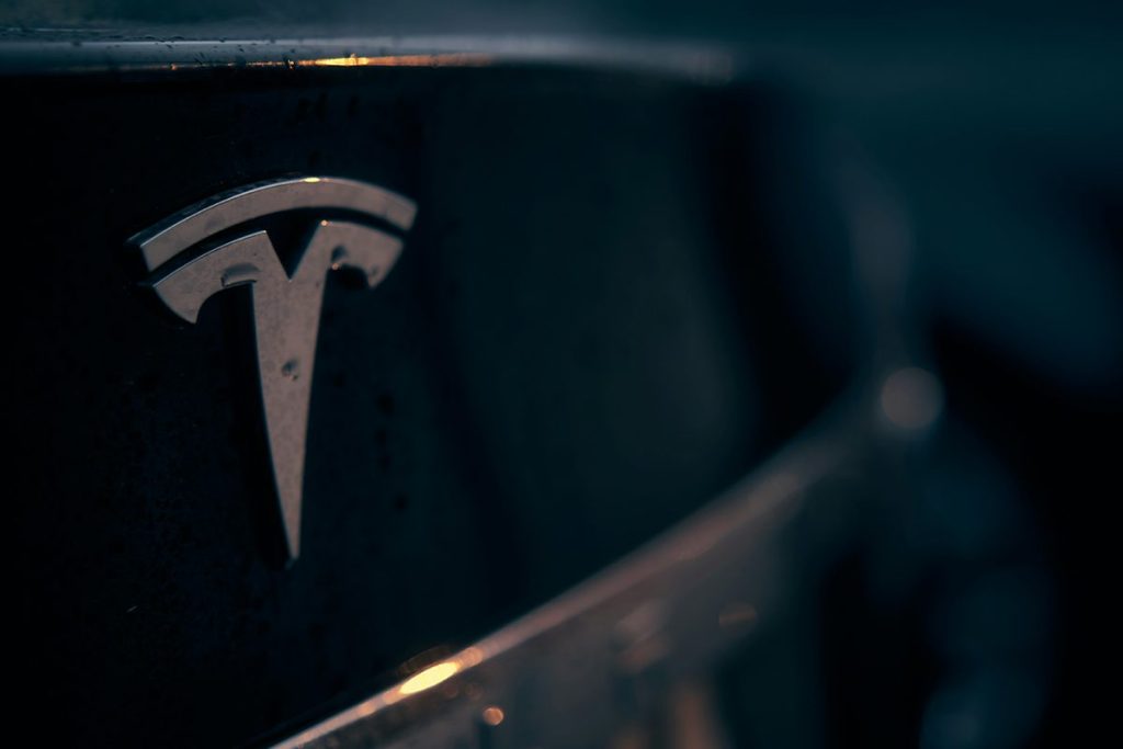 TESLA SE DEFIENDE