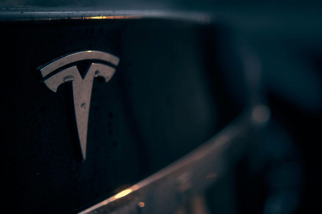 TESLA SE DEFIENDE