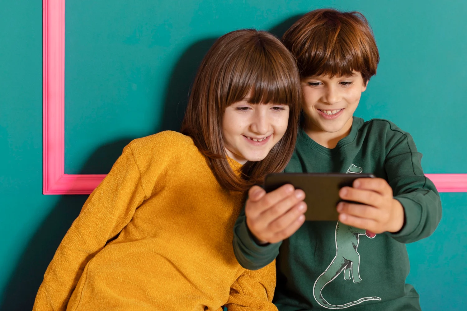 El Diseño Adictivo Del Algoritmo Es Uno De Los Mayores Retos Al Gestionar El Uso De Tiktok Por Parte De Los Menores, Mucho Más Allá Del Contenido Que Ven. Fuente: Freepik 
