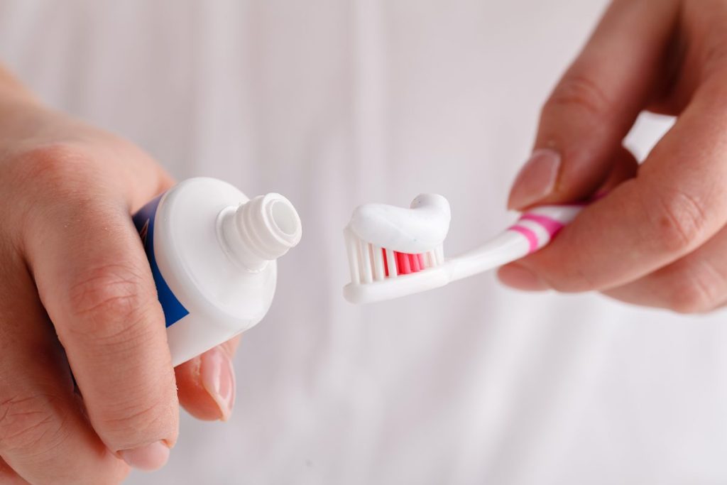 La pasta dentífrica más innovadora está hecha con cabellos humanos y ayuda a reparar dientes dañados 5 UNA PASTA DENTÍFRICA QUE EVITA PROBLEMAS DE BIOCOMPATIBILIDAD