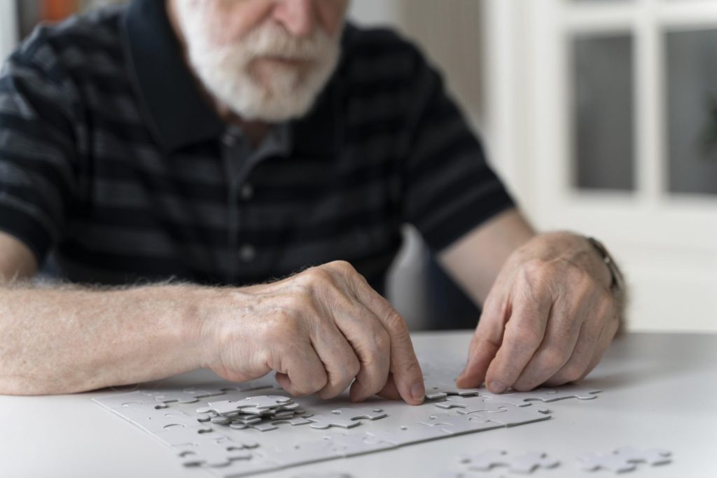 anciano enfrentando la enfermedad de alzheimer 1