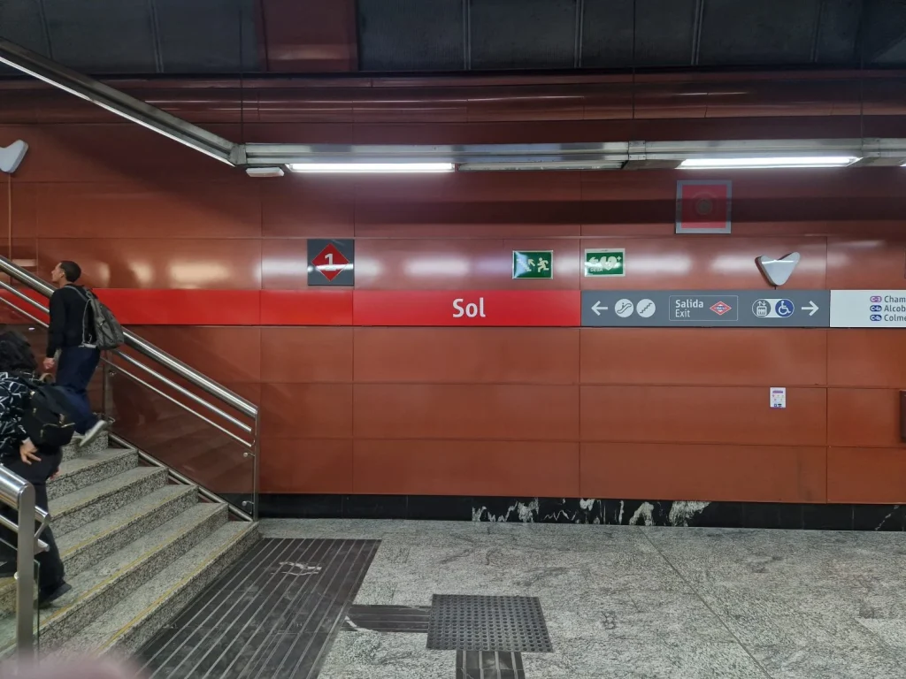 Desalojos Y Apagones En Renfe Cercanías Tras 54 Millones Gastados En El Nuevo Túnel De Sol: «Primer Día Y Desastre Absoluto» 2 Andén De La Estación De Sol De Cercanías
