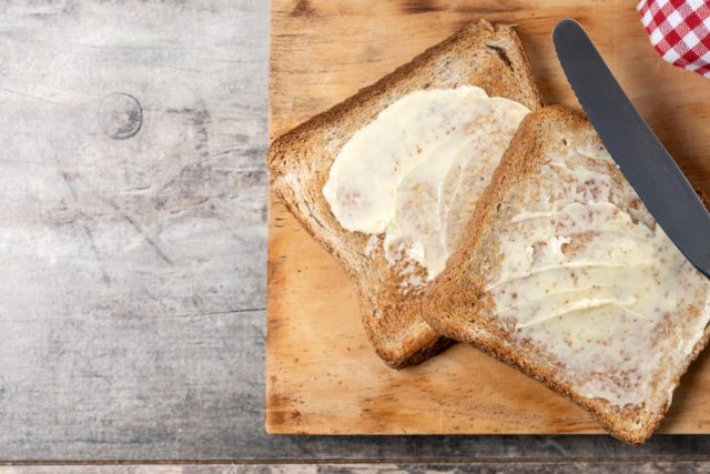 Dra. Sandra Tronco, Cardióloga, Sentencia: «Este ‘Veneno’ Blanco De Las Tostadas Eleva Tu Colesterol Malo Un 30% Más Que El Azúcar» (Y La Usas Diariamente)