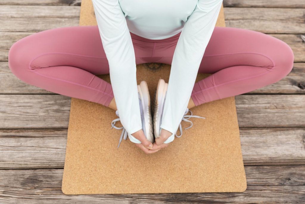 cerrar mujer deportiva haciendo yoga