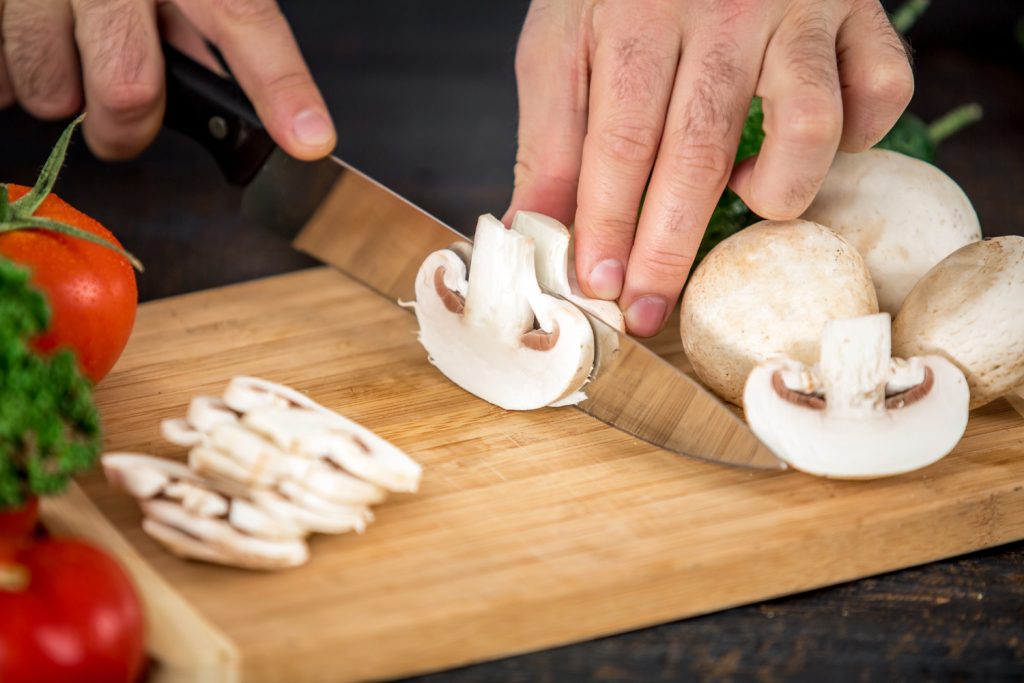 Analizamos Las Desastrosas Consecuencias Culinarias De Lavar Incorrectamente Estos Hongos Y Cómo Este Simple Gesto Arruina Cualquier Plato. Fuente: Freepik 
