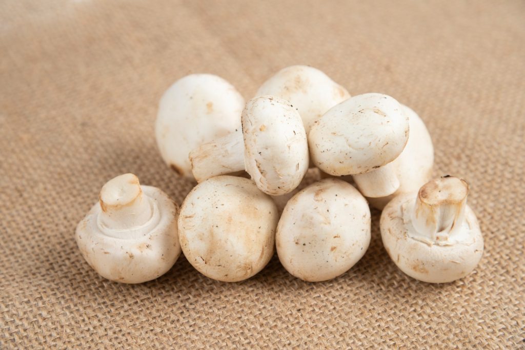Abordamos La Gran Pregunta Que Te Estás Haciendo Sobre Qué Hacer Con Esos Champiñones Que Parecen Necesitar Una Ducha Urgente Para Estar Presentables. Fuente: Freepik 
