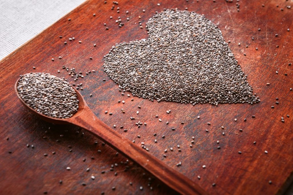 Sésamo, Chía, Lino… Por Qué Las Semillas Son Tan Buenas Para Tu Salud, Según Los Expertos En Nutrición 1 Corazon Hecho De Semillas De Chia En Una Mesa De Madera Concepto De Salud Y Alimentacion Saludable