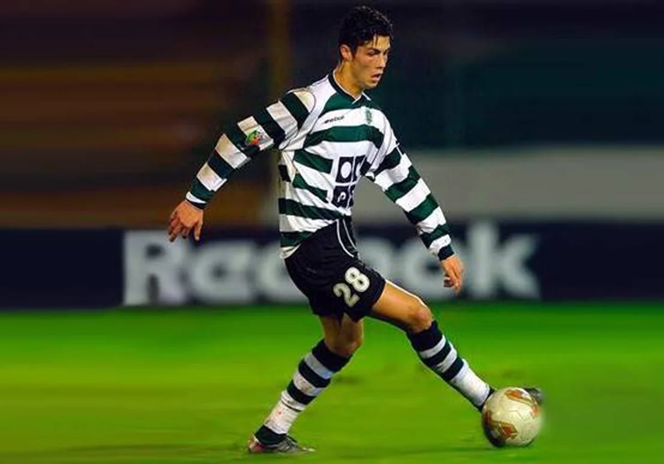5 Fichajes Caídos A Última Hora Y Que Pudieron Cambiarlo Todo En El Fútbol 5 Otra De Las Incorporaciones Que Podría Haber Cambiado La Historia Del Fútbol. El Valencia, En La Primavera De 2003, Tenía &Quot;Cerrada&Quot; La Compra De Cristiano Ronaldo, Que Contaba Con 17 Años Por Aquel Entonces, Tal Y Como Recordaba Pep Claramunt.
Lo Hizo Gracias A Paco Roig, Que Llegó A Un Acuerdo Con Jorge Mendes Para Los Fichajes De Cristiano Y Quaresma... A Pesar De No Ser El Presidente Del Club. La Guerra Accionarial De Aquellas Fechas Entre Roig Y Los Soler Terminó Con Estos Últimos Como Dueños Del Destino Del Valencia.
Cristiano Ronaldo Valencia Fichajes Caidos
