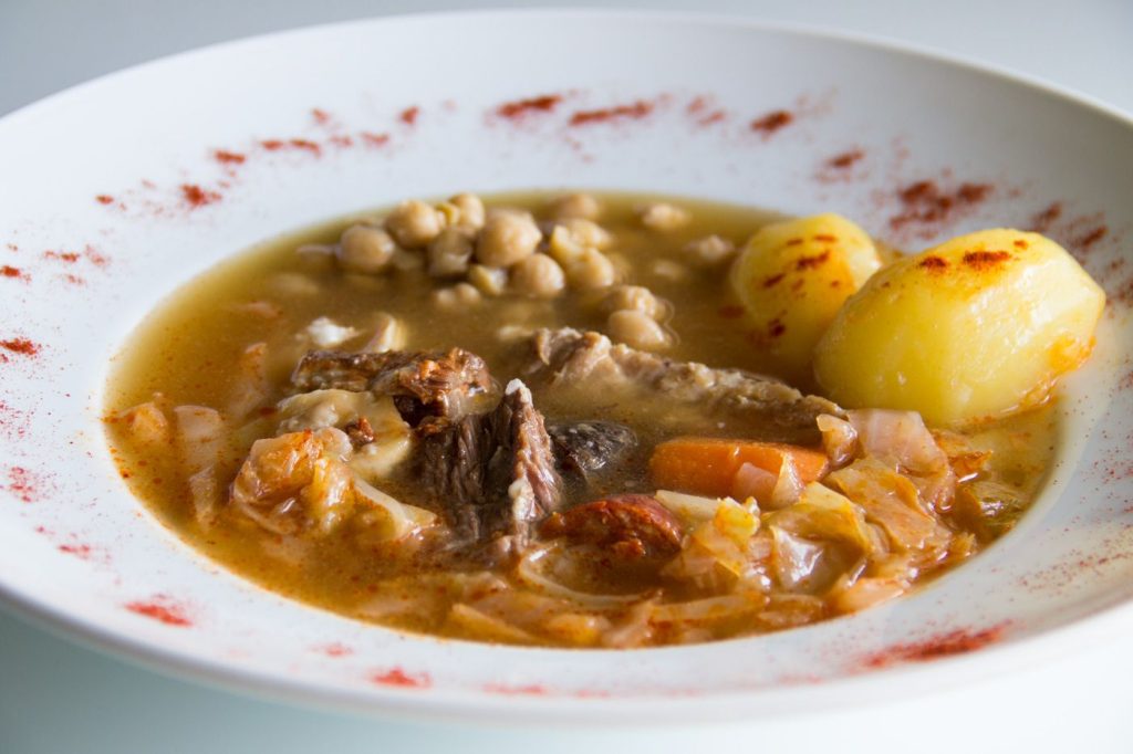 La Carne De Cerdo No Fue Siempre Parte Del Cocido Montañés: Los 3 Ingredientes Originales De La Receta 1 La Alubia: El Corazón Blanco Del Verdadero Cocido